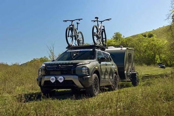 Điểm nhấn của Outlander Diamond Trail Edition nằm ở phần ngoại thất được tinh chỉnh theo phong cách off-road. Xe sở hữu lưới tản nhiệt màu đen nhám, cản trước và cản sau thiết kế lại nhằm tối ưu góc tiếp cận và góc thoát, kết hợp các vòm bánh xe mở rộng và thanh giá nóc nâng cao.