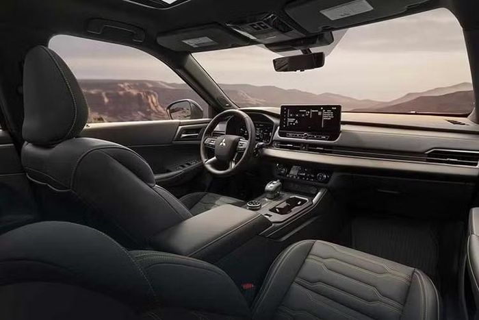 Bên trong, Mitsubishi sử dụng ghế màu xám đậm với đường chỉ khâu tương phản màu kaki, kết hợp các chi tiết hoàn thiện màu đen nhám, crôm và satin. Logo Diamond Trail Edition xuất hiện trên lưng ghế, thảm sàn và ốp cửa, lấy cảm hứng từ hình ảnh vận động viên trượt tuyết đổ dốc và biểu tượng ba viên kim cương của Mitsubishi.