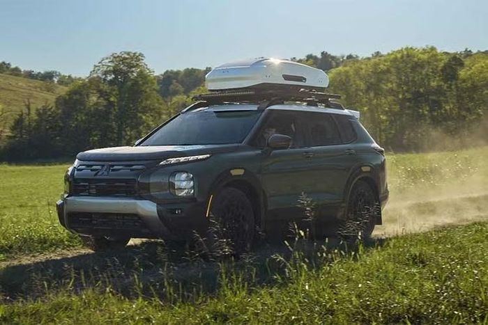 Đáng chú ý, Outlander Diamond Trail Edition được bổ sung chế độ lái Rock, giúp tối ưu độ bám đường khi di chuyển trên địa hình nhiều đá, hạn chế hiện tượng trượt quay bánh xe và tự động kích hoạt hệ thống hỗ trợ đổ đèo Hill Descent Control.