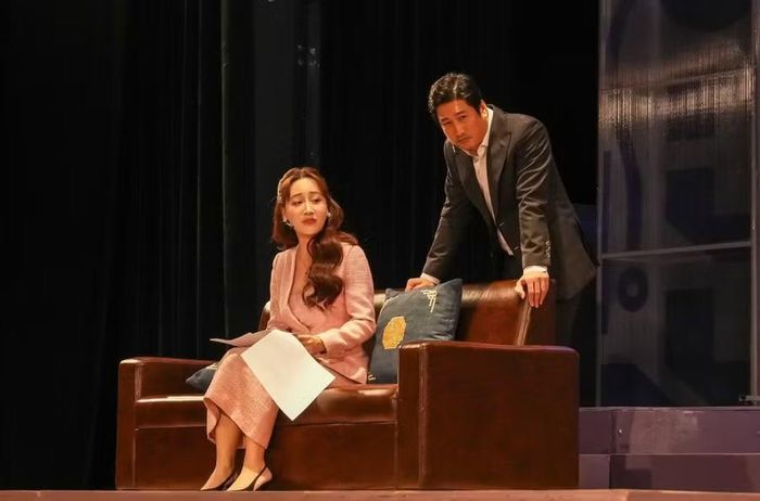 Vở diễn khai màn 'Ai là cha tôi' do Nhà hát Kịch Hà Nội thực hiện.