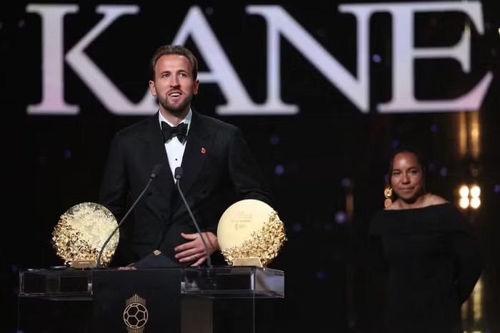 Harry Kane nhận giải Tiền đạo nam xuất sắc nhất năm tại lễ trao giải Quả bóng Vàng 2026. Ảnh: AFP