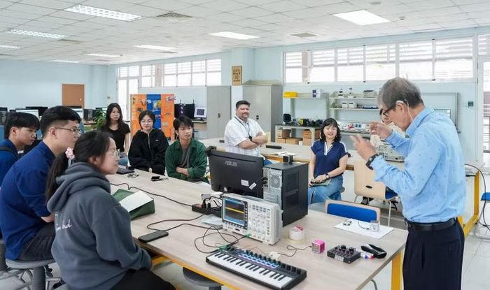 Sinh viên Trường Đại học Quốc tế Miền Đông tham gia workshop tại phòng thực hành điện tử - viễn thông. Ảnh: EIU