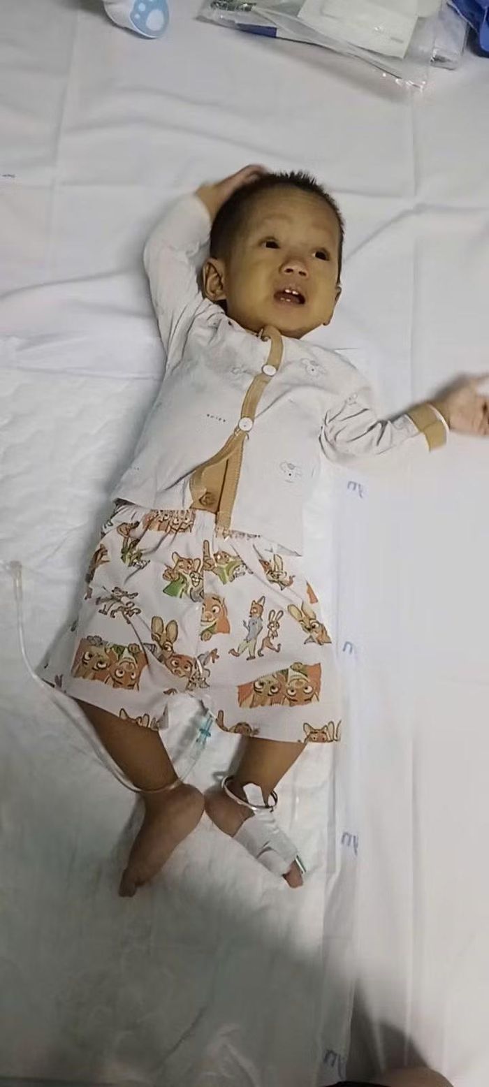 Nhìn ánh mắt con thơ sau những cơn đau thôi hành hạ, chị Ân lại quặn thắt sợ một ngày không xa sẽ không được thấy điều đó nữa.