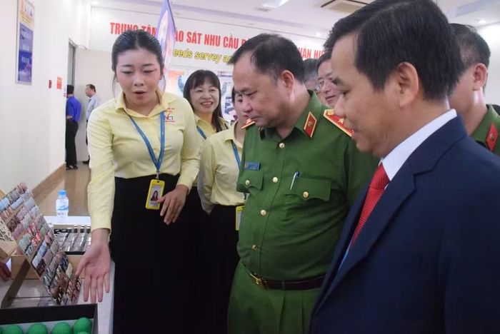 Lãnh đạo Cục Cảnh sát quản lý tạm giữ, tạm giam và thi hành án hình sự tại cộng đồng (C11, Bộ Công an) tham quan Trường Cao đẳng Kỹ nghệ II.