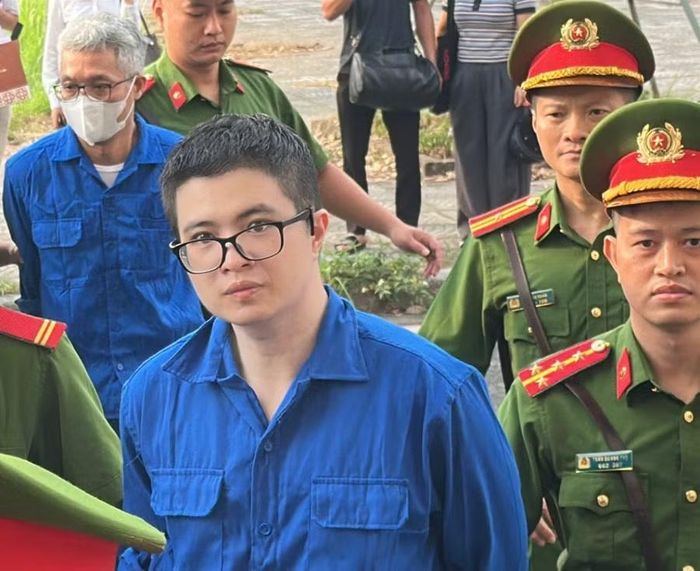 Hình ảnh Phó Đức Nam (Mr Pips) bị dẫn giải đến phiên tòa sơ thẩm.