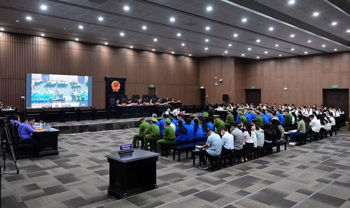 Phiên tòa xét xử "trùm" lừa đảo Phó Đức Nam, Lê Khắc Ngọ các đồng phạm tại Hội trường chính TAND TP. Hà Nội.