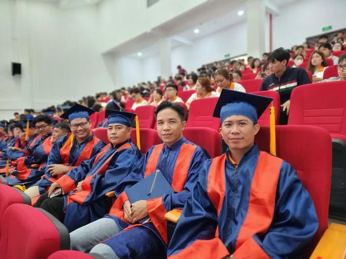 Anh Trần Hoàng Duy (phải) cùng bạn trong lễ tốt nghiệp.