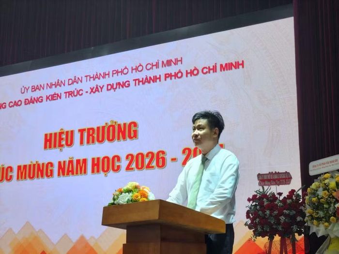 Ông Nguyễn Tùng Lâm, Hiệu trưởng Trường Cao đẳng Kiến trúc - Xây dựng TPHCM, phát biểu chúc mừng.