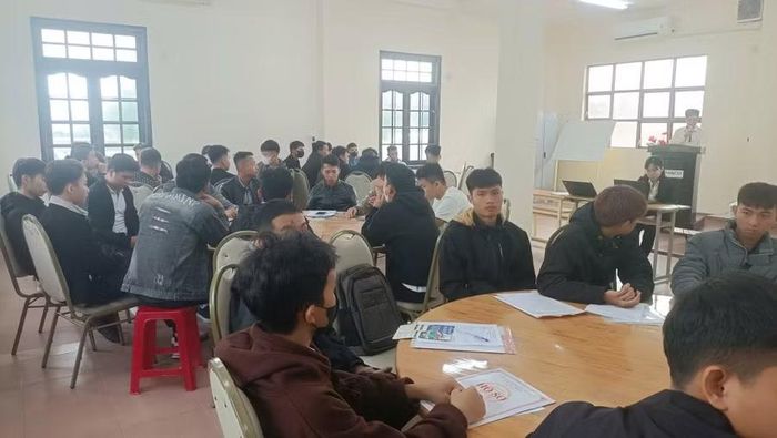 Trường Cao đẳng THACO tổ chức tư vấn học nghề, tuyển dụng cho bộ đội, công an xuất ngũ. Ảnh: NTCC