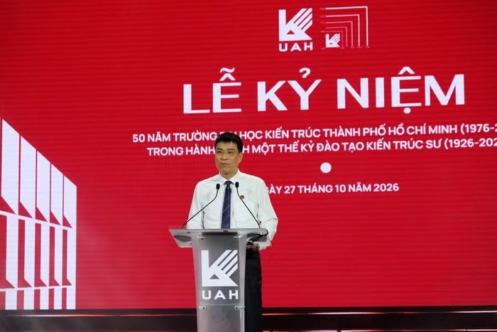 Thứ trưởng Bộ Xây dựng Phạm Minh Hà nêu một số định hướng phát triển nhà trường trong tương lai. Ảnh: Mạnh Tùng.