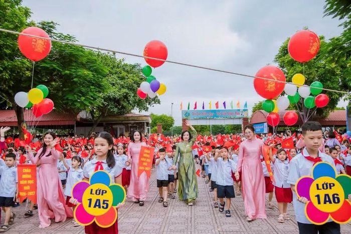 Cô trò Trường Tiểu học Yên Nghĩa (Yên Nghĩa, Hà Nội) chào năm học mới 2026-2027. Ảnh: Đình Tuệ.