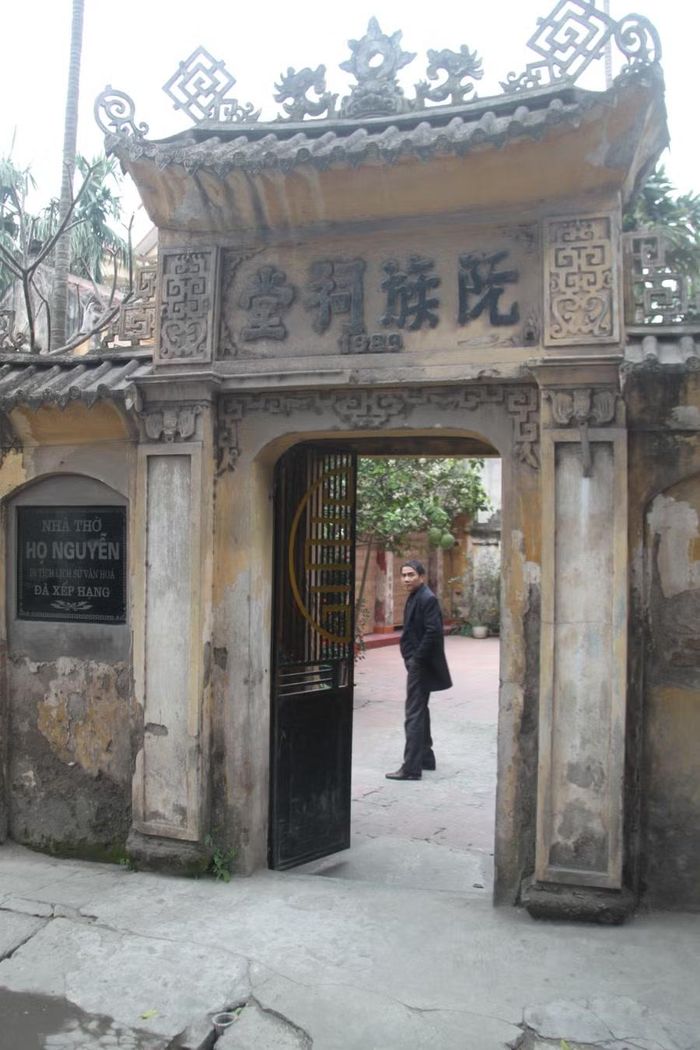 Nhà thờ họ Nguyễn (khai khoa) ở làng Tả Thanh Oai.