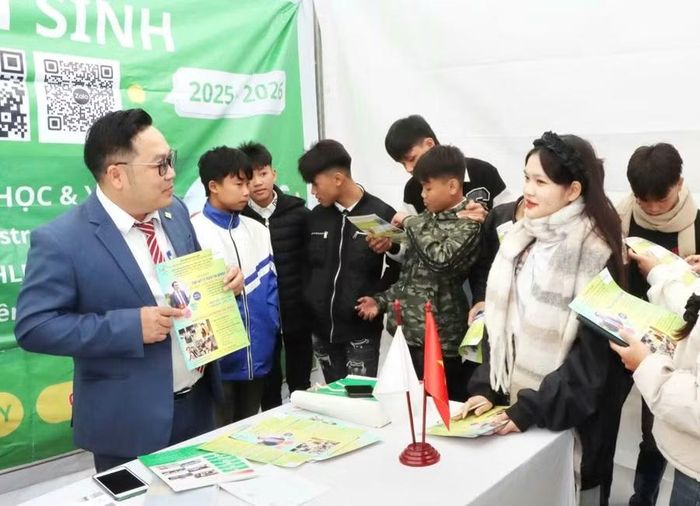 Công ty cổ phần Tập đoàn Hợp tác Trí Việt tư vấn hướng nghiệp cho học sinh tại xã Tường Hạ.