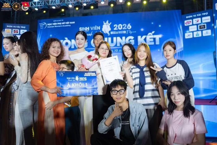 Cán bộ, giảng viên và sinh viên Trường Đại học Thành Đô đồng hành, cổ vũ Hương Trà tại Cuộc thi Sinh viên Thanh lịch 2026, tiếp thêm động lực để nữ sinh tự tin thể hiện bản thân.