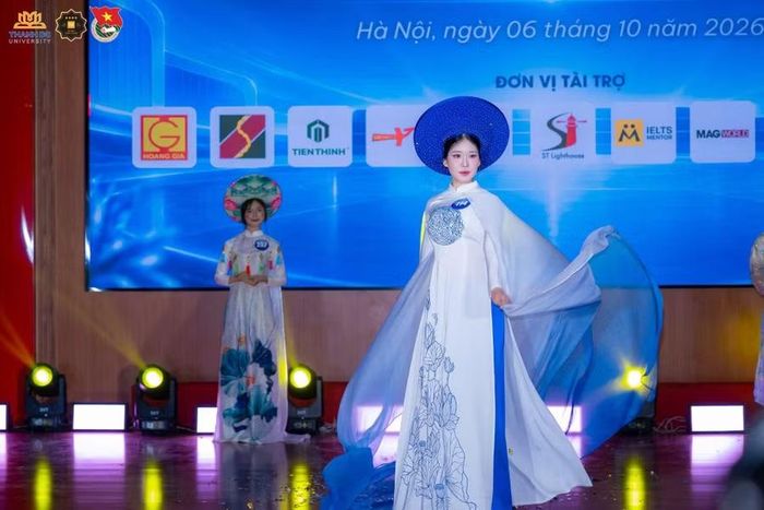 Hương Trà duyên dáng, tự tin trong phần trình diễn áo dài tại vòng Bán kết Cuộc thi Sinh viên Thanh lịch 2026.