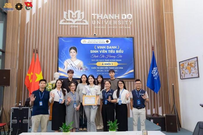 Trường Đại học Thành Đô trao Giấy khen cấp Trường cho Trịnh Thị Hương Trà, ghi nhận thành tích xuất sắc trong lan tỏa hình ảnh sinh viên Trường Đại học Thành Đô tài năng, bản lĩnh.