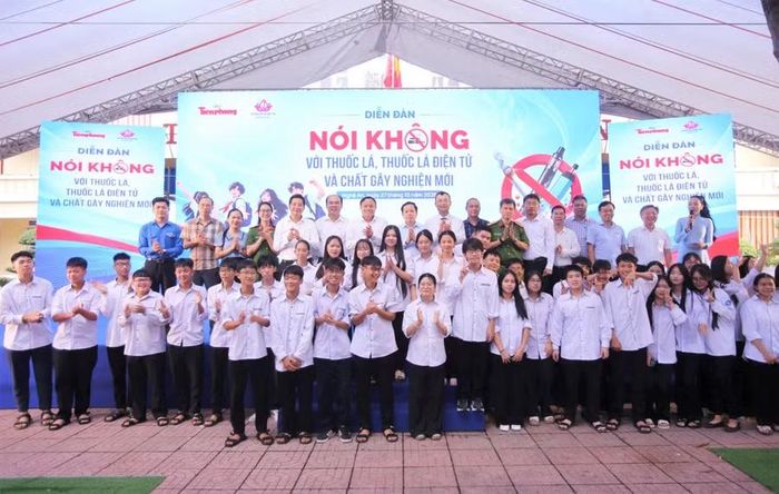 Học sinh Trường THPT Lê Viết Thuật chụp ảnh lưu niệm cùng Ban tổ chức Diễn đàn nói không với thuốc lá, thuốc lá điện tử, chất gây nghiện với.