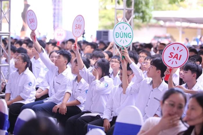 Thông qua các hoạt động hỏi đáp, tranh luận, học sinh được cung cấp nhiều kiến thức về tác hại của thuốc lá, thuốc lá điện tử, chất gây nghiện mới...