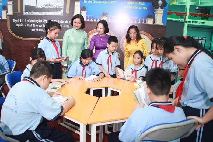 Học sinh Trường Tiểu học Phú Thọ đọc sách tại "Không gian văn hoá Hồ Chí Minh" của trường.