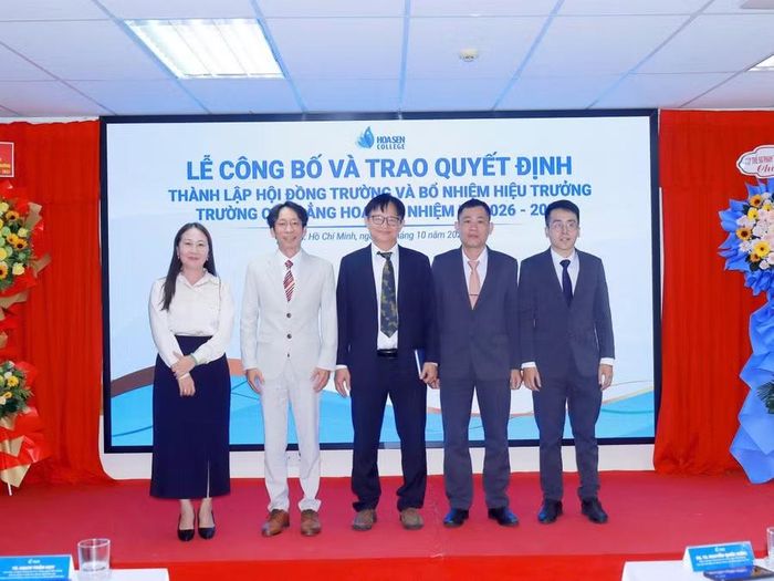 Hội đồng trường gồm 5 thành viên.