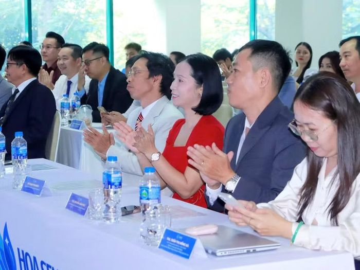 Đại biểu tham dự buổi lễ.