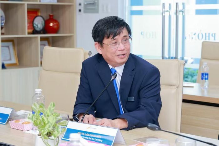 PGS.TS Lâm Thành Hiển, Hiệu trưởng Trường Đại học Lạc Hồng trao đổi tại tọa đàm. Ảnh: NTCC.