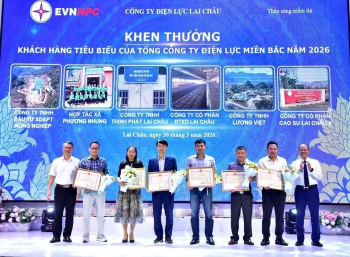 Lãnh đạo Công ty Điện lực Lai Châu khen thưởng, tặng quà tri ân khách hàng sử dụng điện tiêu biểu.