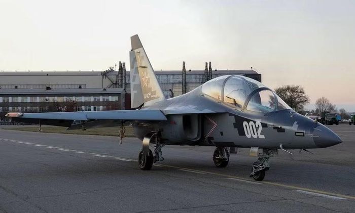 Máy bay huấn luyện - chiến đấu Yak-130M đang thử nghiệm.