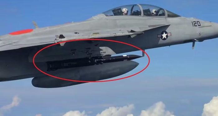 Tiêm kích hạm F/A-18F Super Hornet trong chuyến bay thử nghiệm mang theo tên lửa siêu thanh Blackbeard.