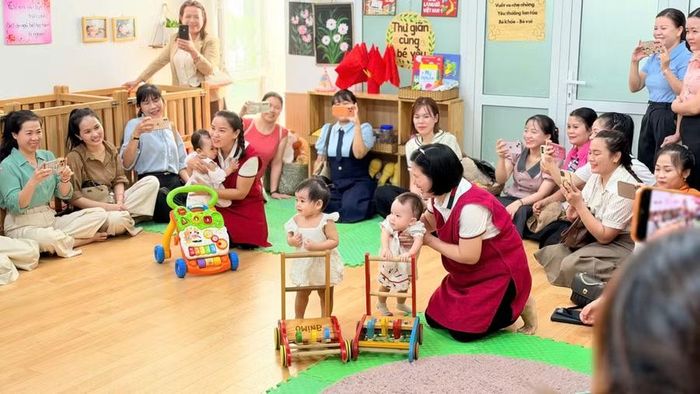 Các giáo viên trao đổi chuyên môn tại hoạt động giáo dục trẻ nhà trẻ.