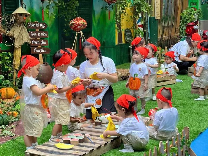 Thực hành giảng dạy cho trẻ nhằm trao đổi chuyên môn.