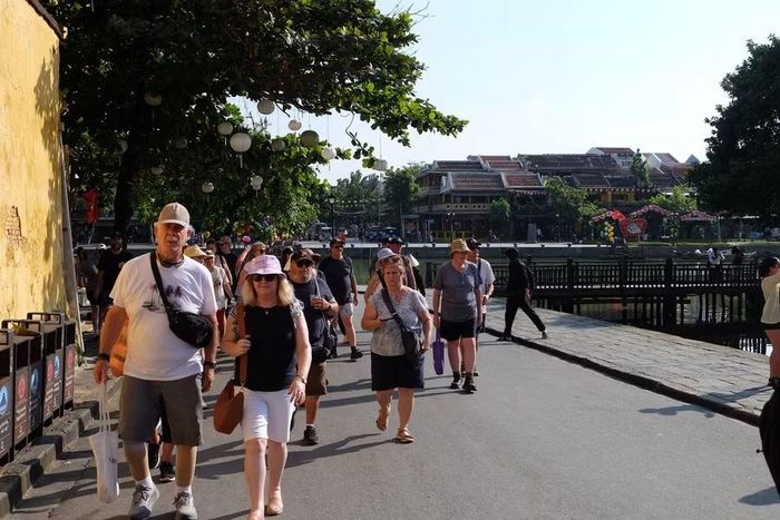 Khu vực chùa Cầu trở nên nhộn nhịp với các đoàn khách dừng chân tham quan, chụp ảnh. Dưới sông Hoài, nhiều thuyền hoạt động phục vụ nhu cầu ngắm cảnh của du khách.