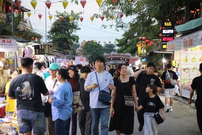 Không khí nhộn nhịp vẫn hiện diện trên nhiều tuyến phố, dù lượng khách có thể thay đổi theo thời điểm trong ngày.