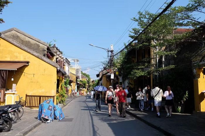 Dù đang trong mùa thấp điểm du lịch, phố cổ Hội An (TP Đà Nẵng) vẫn giữ nhịp sôi động khi nhiều du khách trong và ngoài nước đổ về tham quan.