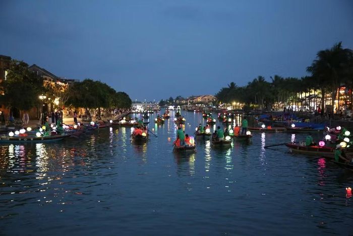 Đây cũng là điều kiện để du khách kết hợp tham quan khu phố cổ với trải nghiệm các hoạt động chèo ghe thả hoa đăng trên sông Hoài.