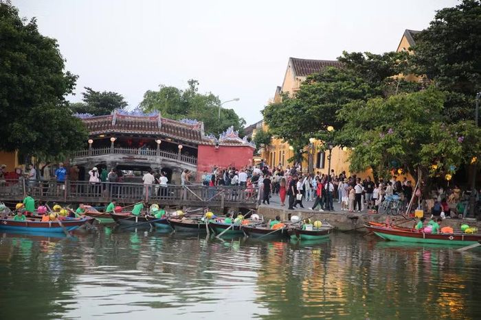 Càng về chiều tối, lượng người đổ về các tuyến đường Trần Phú, Nguyễn Thái Học, khu vực ven sông Hoài và những điểm di tích nổi tiếng càng đông.