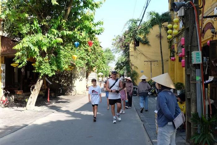 Thời tiết nắng đẹp, khô ráo tạo điều kiện thuận lợi để du khách khám phá các di tích, dạo phố và trải nghiệm những hoạt động đặc trưng của đô thị di sản.