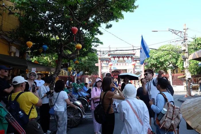 Những ngày qua, một số hình ảnh, thông tin về tình trạng phố cổ thưa vắng khách được chia sẻ trên mạng xã hội, thu hút sự quan tâm của dư luận.
