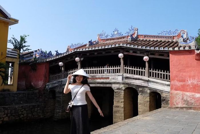 Du khách check-in bên chùa Cầu. Biểu tượng của phố cổ Hội An