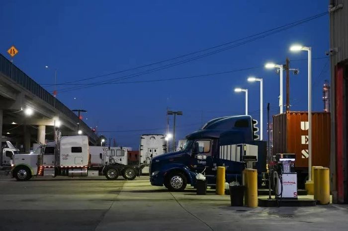 Khi năm 2026 bắt đầu, triển vọng giá xăng và dầu diesel tại Mỹ tương đối thuận lợi. Giá xăng duy trì dưới mức 3 USD/Gallon. (Nguồn: Getty Images)