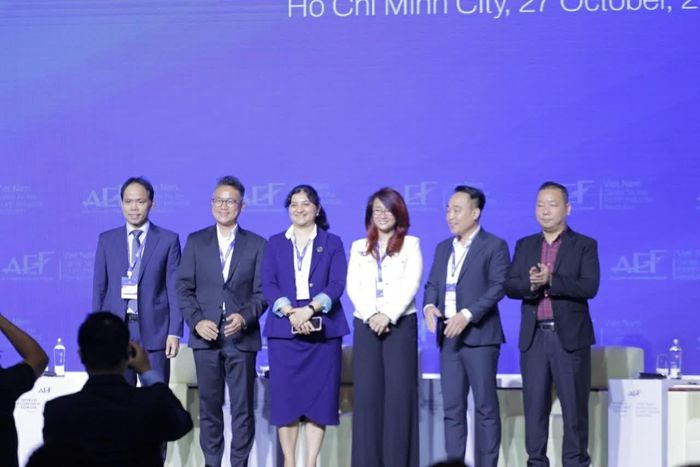 Các diễn giả chụp ảnh chung. (Ảnh: Hùng Triều)