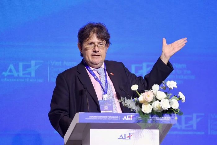 Ông Philipp Agathonos, Đại sứ Áo tại Việt Nam, chia sẻ các góc nhìn trong xây dựng thành phố thông minh. (Ảnh: Hùng Triều)
