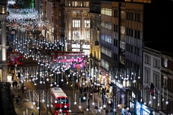 Ánh đèn Giáng sinh thắp sáng phố mua sắm Oxford Street ở trung tâm London, Anh, thu hút người dân và du khách đến tham quan, mua sắm trong mùa lễ hội cuối năm. (Nguồn: Getty Images)