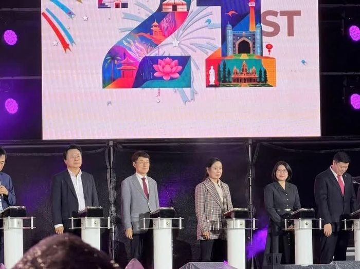 Các đại biểu bấm nút khai mạc “Ngày hội đại đoàn kết dân tộc – Lễ hội văn hóa Việt Nam”. (Nguồn: TLSQ Việt Nam tại Busan)