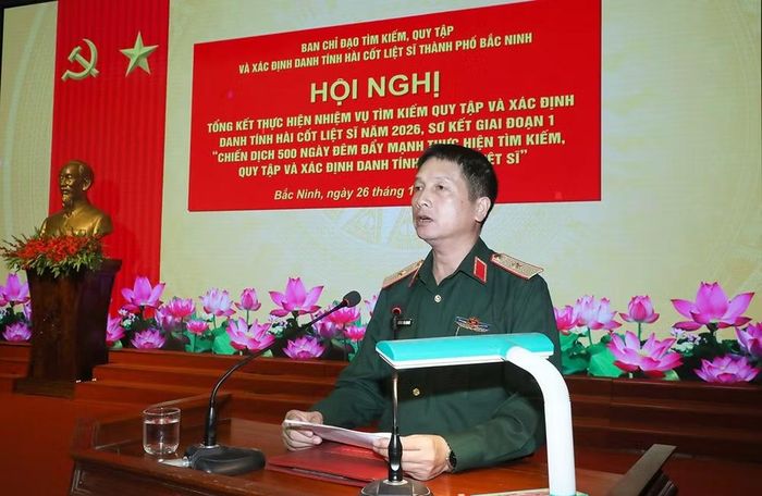 Thiếu tướng Dương Văn Quang, Phó Chính ủy Quân khu 1, Trưởng BCĐ Quân khu 1 phát biểu chỉ đạo tại hội nghị tổng kết nhiệm vụ năm 2026 và sơ kết giai đoạn 1 “Chiến dịch 500 ngày đêm đẩy mạnh thực hiện tìm kiếm, quy tập và xác định danh tính hài cốt liệt sĩ” diễn ra chiều 26/10.Ảnh: bacninh.gov.vn