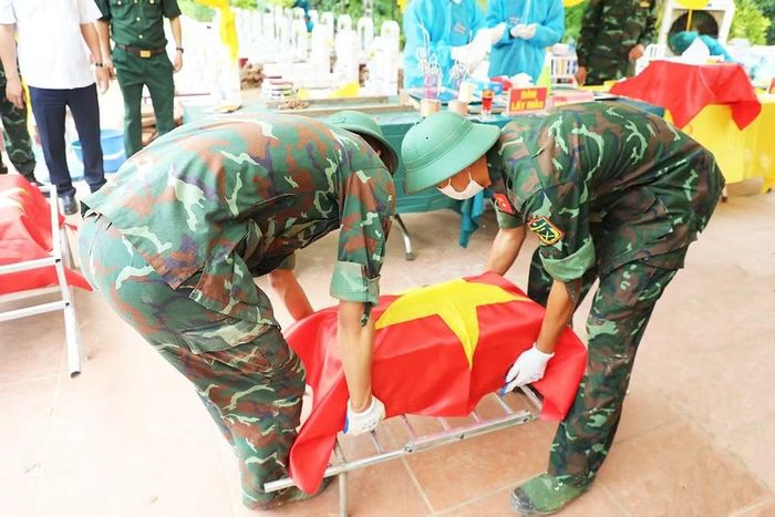 Triển khai công tác lấy mẫu xác định danh tính hài cốt liệt sĩ tại Nghĩa trang liệt sĩ Tri Phương (xã Đại Đồng, tỉnh Bắc Ninh). Ảnh: bacninh.gov.vn