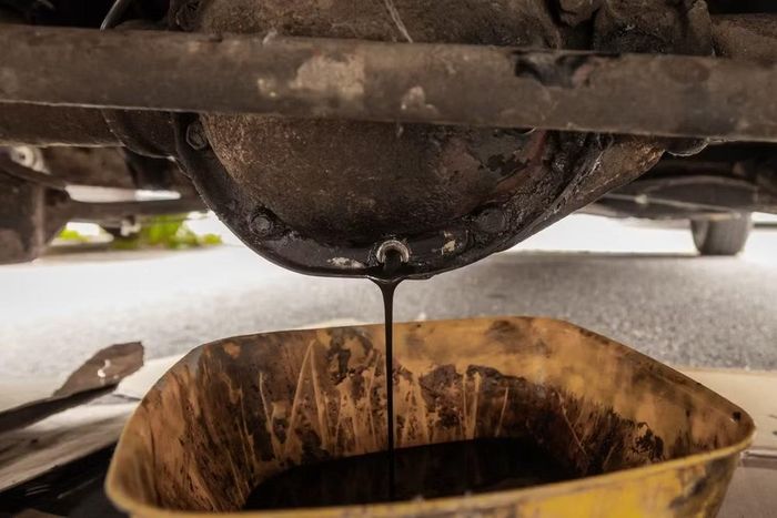 Dầu hộp số vi sai hypoid có công thức đặc biệt, giúp bảo vệ hiệu quả các chi tiết cơ khí bên trong bộ vi sai. Ảnh: Jalopnik