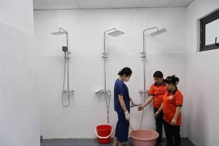 "Nhà tắm nhân ái" bảo đảm an toàn và thuận tiện trong sinh hoạt hằng ngày, phù hợp hơn với nhu cầu của người cao tuổi và người khuyết tật. Ảnh: Cơ sở Bảo trợ xã hội tổng hợp tỉnh Lạng Sơn