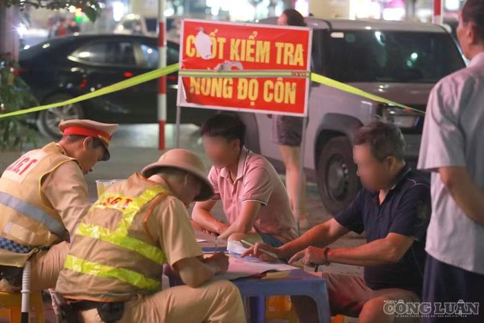 Trao đổi với phóng viên, ông P.H.T., trú tại đường Phan Bá Vành, Hà Nội, cho biết tối cùng ngày, sau khi đi làm về, ông đến nhà vợ trên đường Nguyễn Đổng Chi để ăn giỗ và có uống rượu cùng nhiều người. Theo lời người vi phạm, do quãng đường từ nhà vợ về nhà không xa nên ông chủ quan, vẫn điều khiển xe máy sau khi uống rượu.