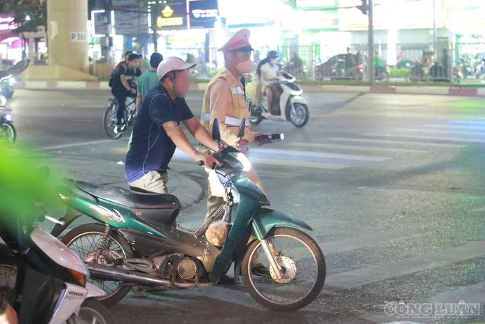 Trong buổi tối, tổ công tác phát hiện nhiều trường hợp vi phạm nồng độ cồn với các mức độ khác nhau. Đáng chú ý, một người đàn ông có nồng độ cồn vượt hơn 2 lần mức cao nhất được quy định đối với lỗi vi phạm này.
